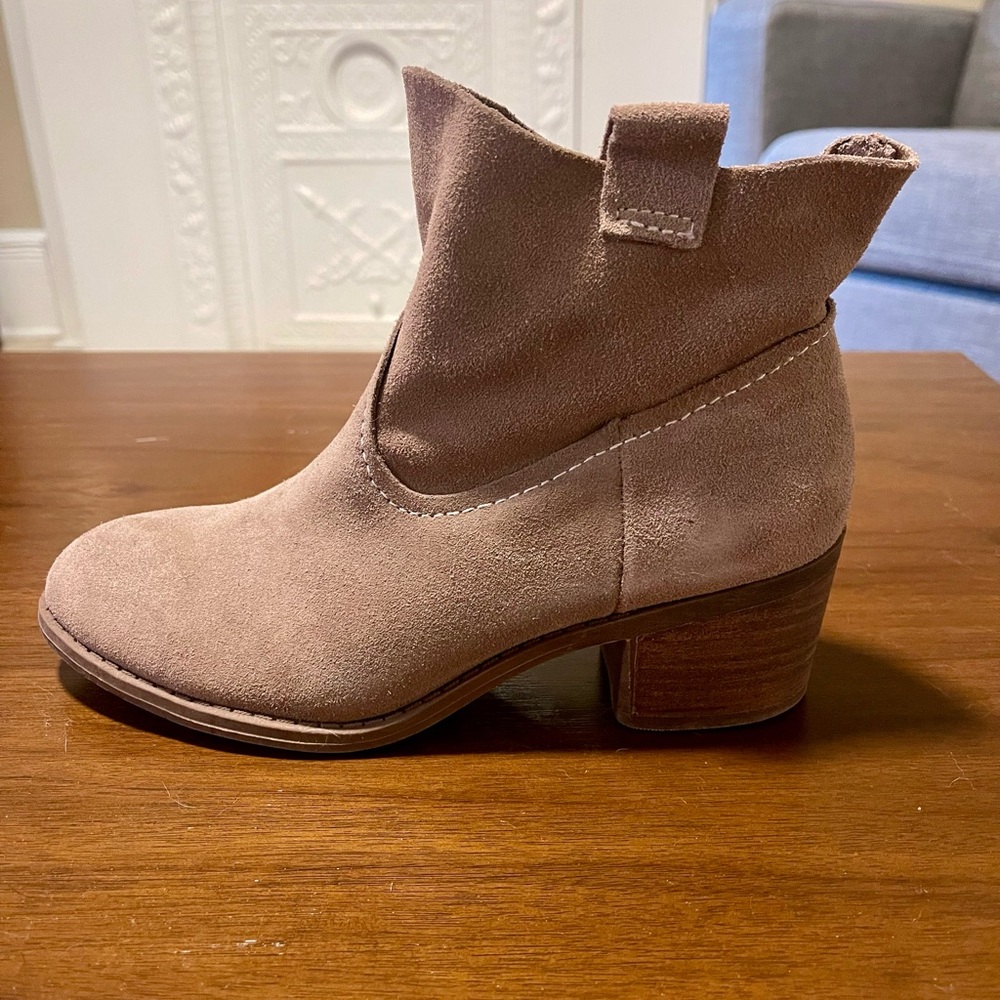 NWT - Carlos Santana Women’s Leighton Tan Suede Ankle Booties